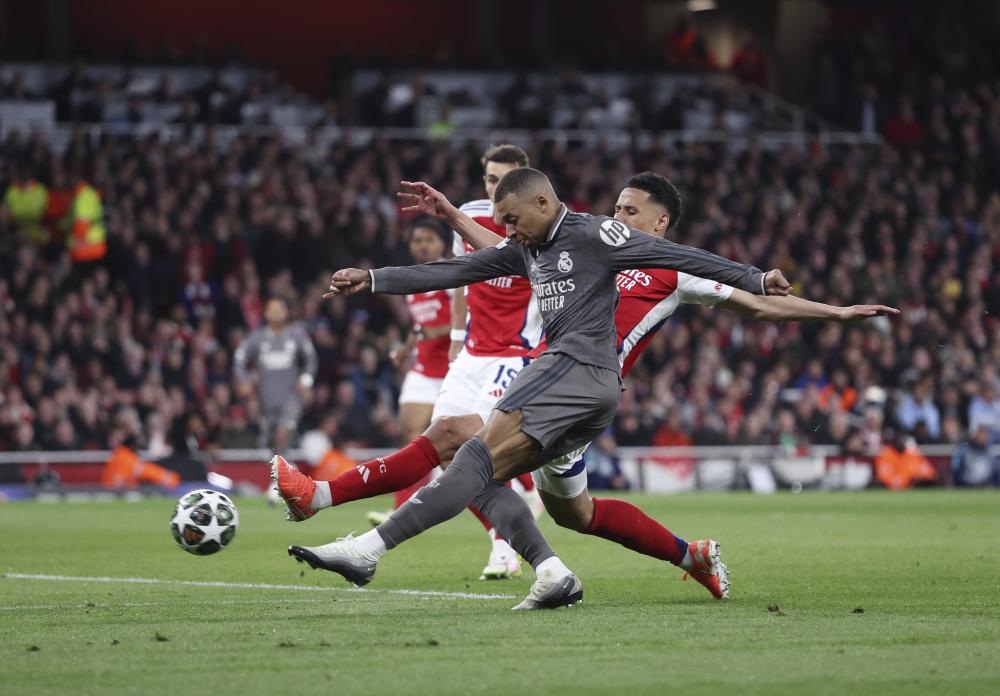 英媒：曼联内部或已确定，若滕哈格下课将用范尼出任代理主帅.